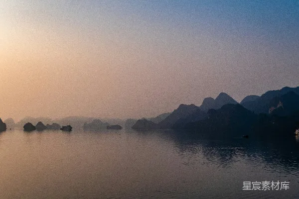 高清摄影 日落时分的喀斯特地貌与平静的海面