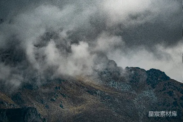 高清摄影 云雾缭绕的山峰