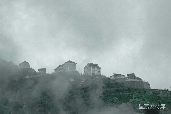 高清摄影 雾中的山间小镇