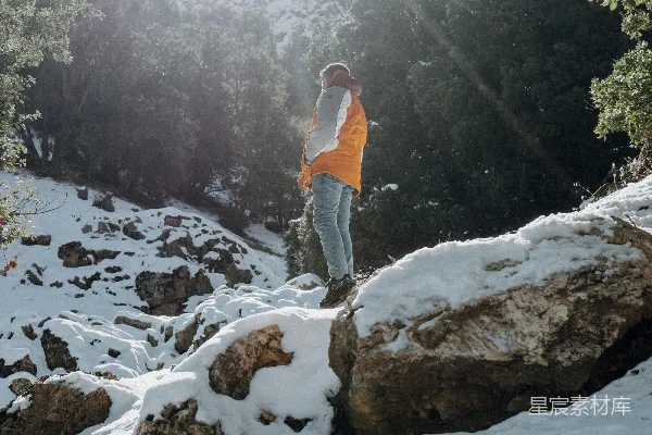 高清摄影 雪地上的冒险者