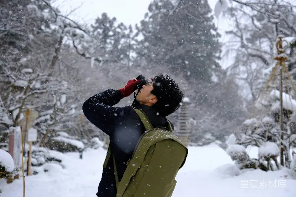 高清摄影 雪景中的摄影师