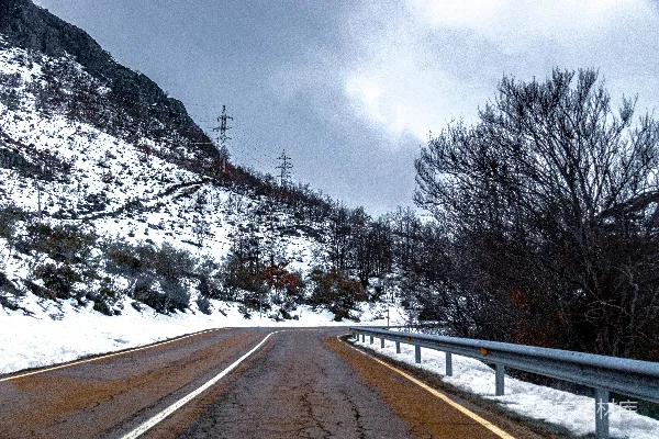 高清摄影 冬日雪景中的蜿蜒山路
