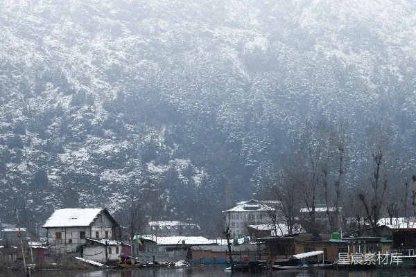 高清摄影 雪景中的湖边小屋