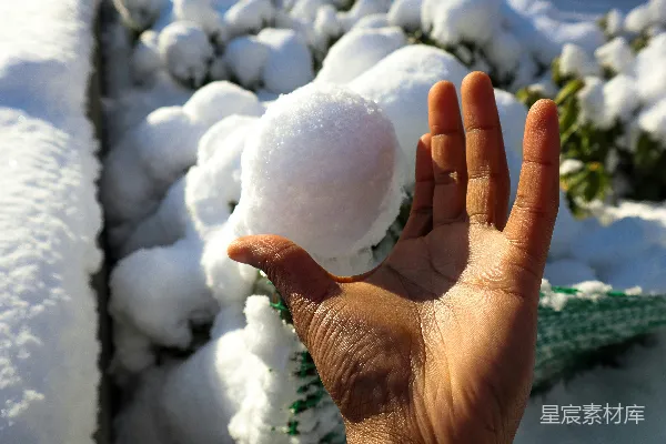 高清摄影 手捧雪球的冬日时光