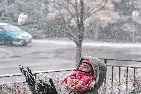 高清摄影 冬日雪景中打雪仗的女孩