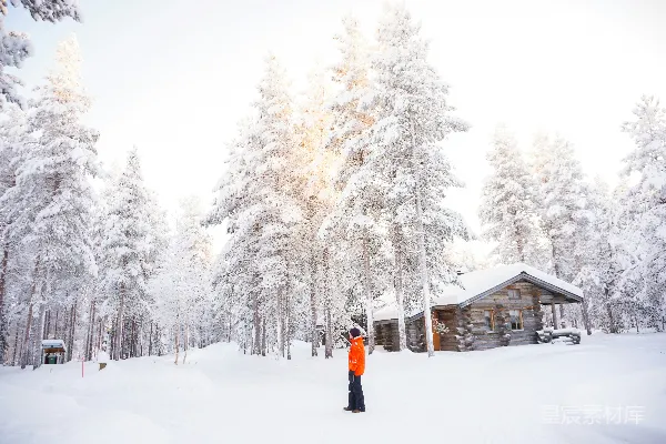 高清摄影 冬日雪林中的木屋与孩童