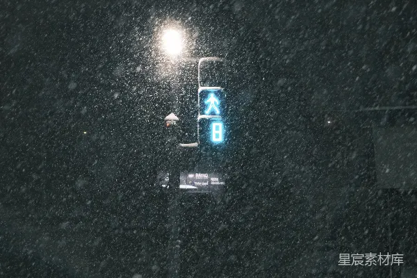 高清摄影 雪夜中的绿灯