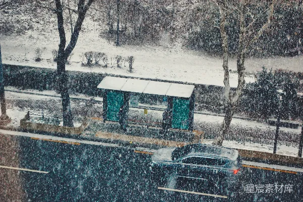 高清摄影 冬日雪景中的公交站
