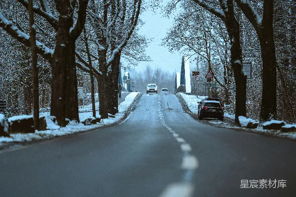 高清摄影 冬日雪景中的宁静道路