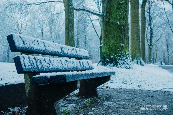 高清摄影 雪后的静谧公园长椅