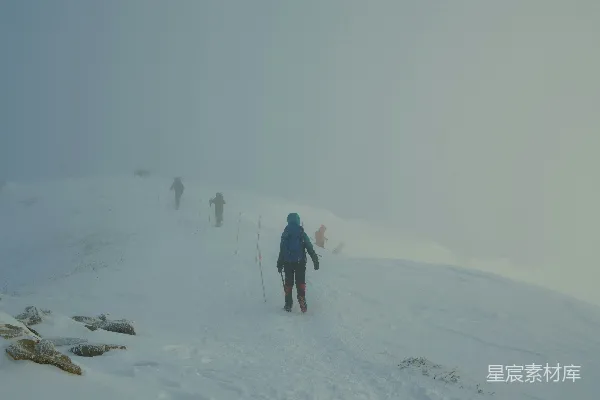 高清摄影 雪地徒步探险