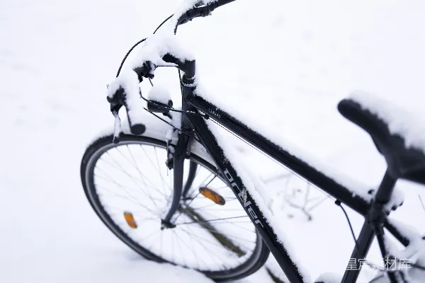 高清摄影 冬日雪地里的自行车