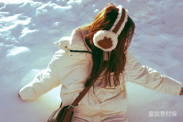 高清摄影 冬日暖阳下的雪地漫步