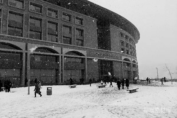 高清摄影 雪中的大学建筑