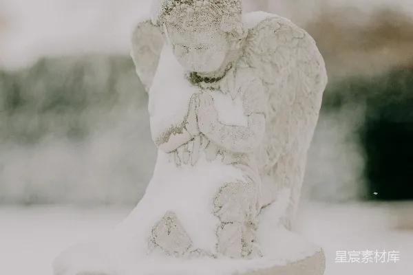 高清摄影 雪中的天使雕像