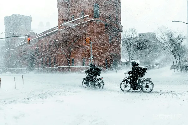 高清摄影 雪中的城市骑手