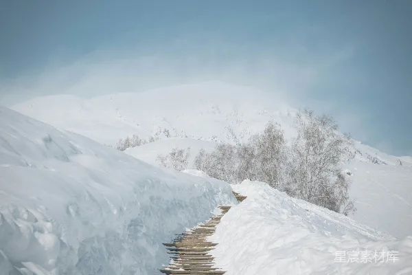 高清摄影 雪地木栈道