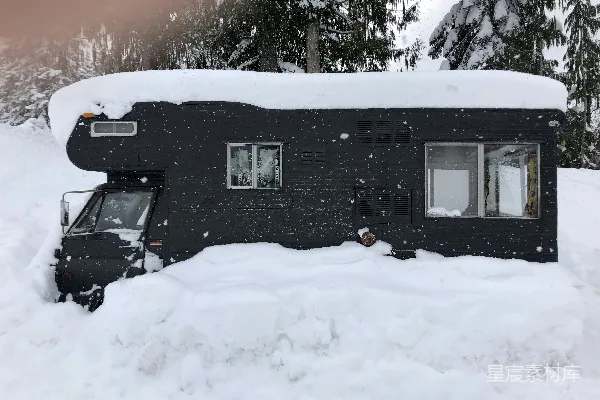 高清摄影 冬日雪地中的露营车