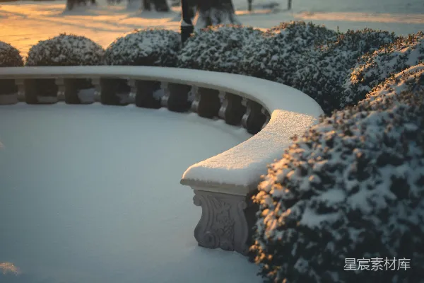 高清摄影 冬日雪景中的曲椅