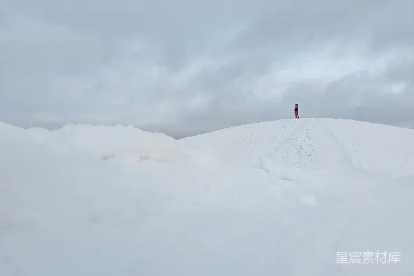 高清摄影 雪地上的孤独身影