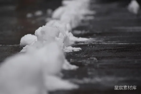 高清摄影 冬日雪景：雪块与木质背景