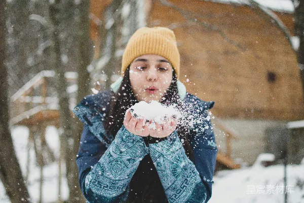 高清摄影 冬日雪景中的温暖瞬间