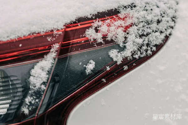 高清摄影 雪中的车尾灯