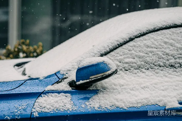 高清摄影 雪中蓝色汽车