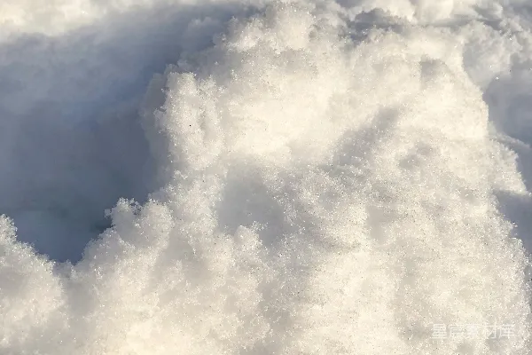 高清摄影 阳光下的雪堆