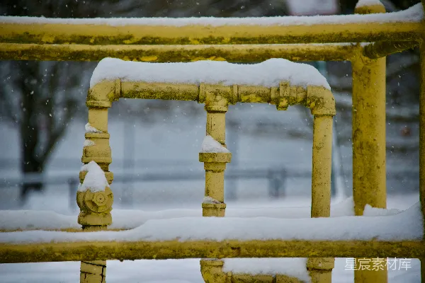 高清摄影 冬日雪景中的黄色栏杆