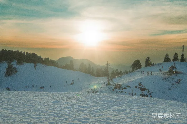 高清摄影 冬日夕阳下的滑雪场