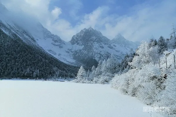 高清摄影 冬日雪景下的山谷