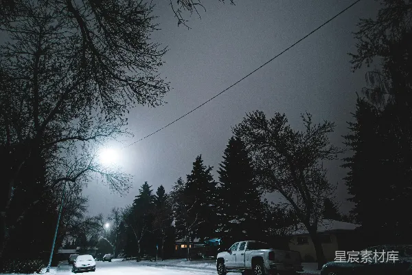 高清摄影 冬夜雪景下的宁静街道