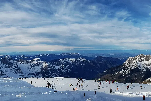 高清摄影 雪景中的滑雪场全景