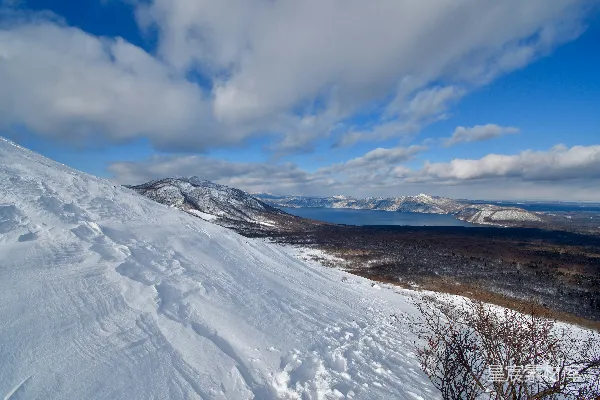 高清摄影 冬日雪山下的湖光山色