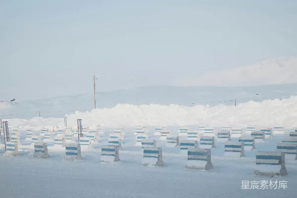 高清摄影 雪地中的交通护栏