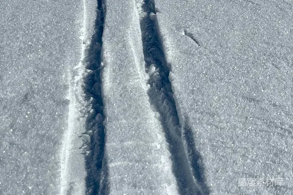 高清摄影 雪地上的足迹