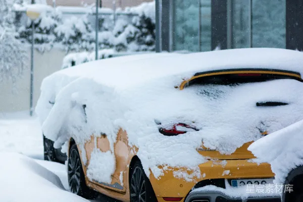高清摄影 雪中黄车