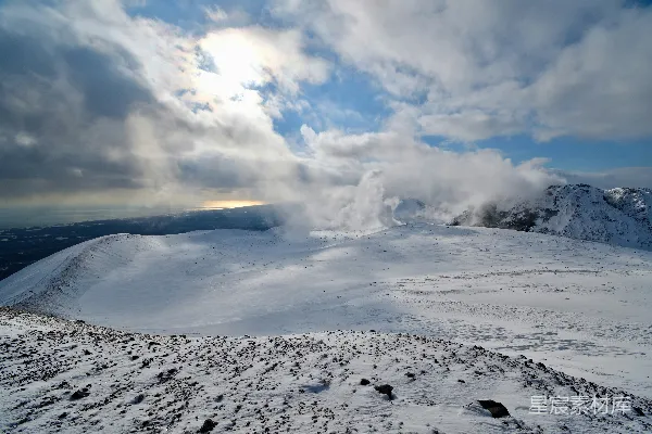 高清摄影 冬日雪景中的火山口