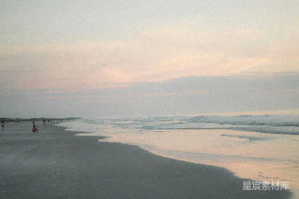 高清摄影 白天海浪拍击海岸的景象