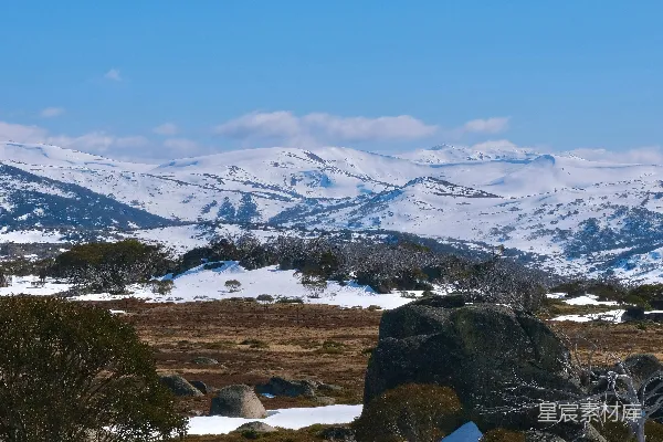 高清摄影 雪景中的山丘与岩石