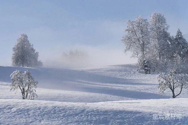 高清摄影 冬日雪景：雾气缭绕的山丘
