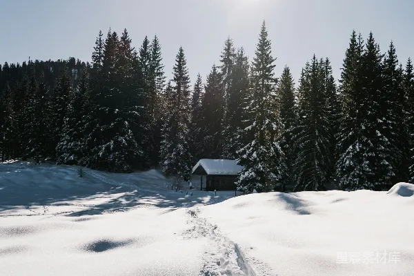 高清摄影 雪地中的小屋与阳光