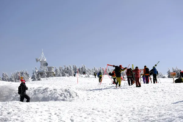 高清摄影 雪地上的滑雪者