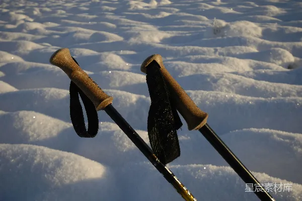 高清摄影 雪地中的登山杖