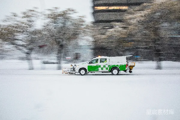 高清摄影 雪地中的绿色除雪车