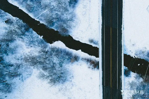 高清摄影 冬日雪景中的道路与河流