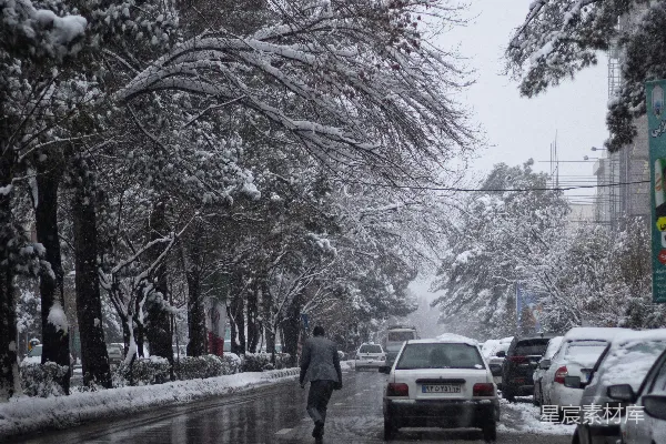 高清摄影 雪后街道上的行人
