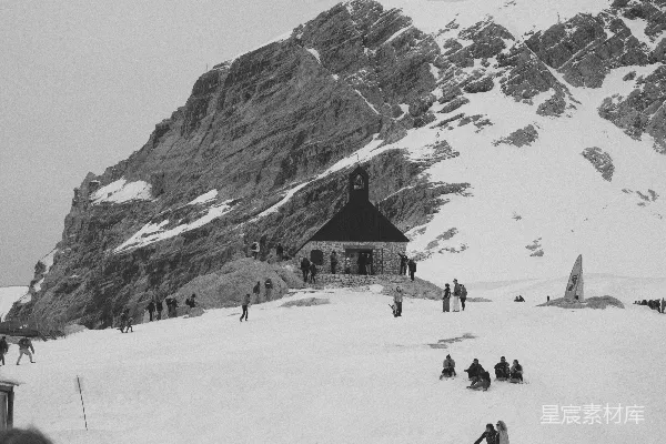 高清摄影 雪地小屋与登山者