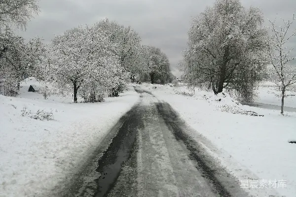 高清摄影 冬日雪景中的乡村小路
